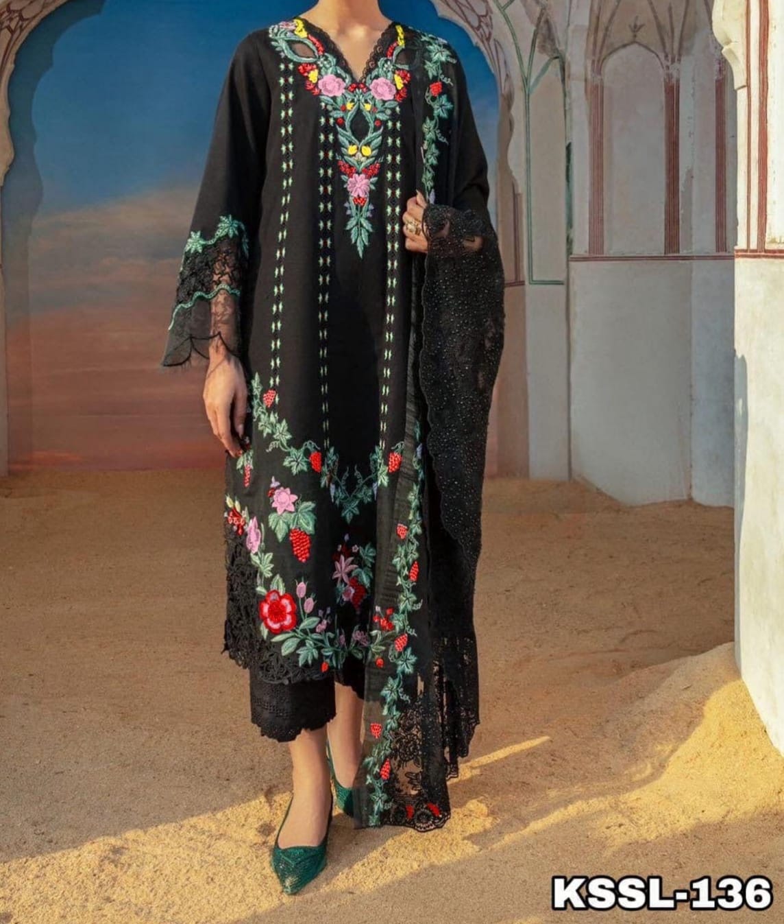 CRIMSON Lawn 3-Pcs Suit