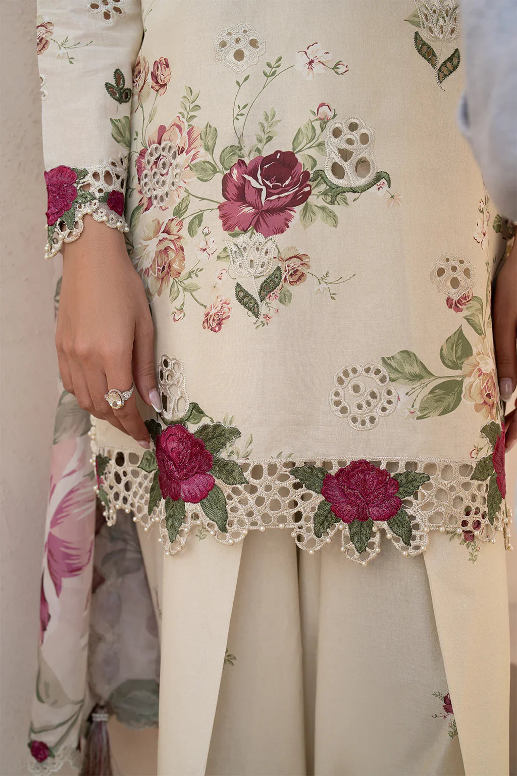 IZNIK Embroidered Lawn 3 Pcs Suit