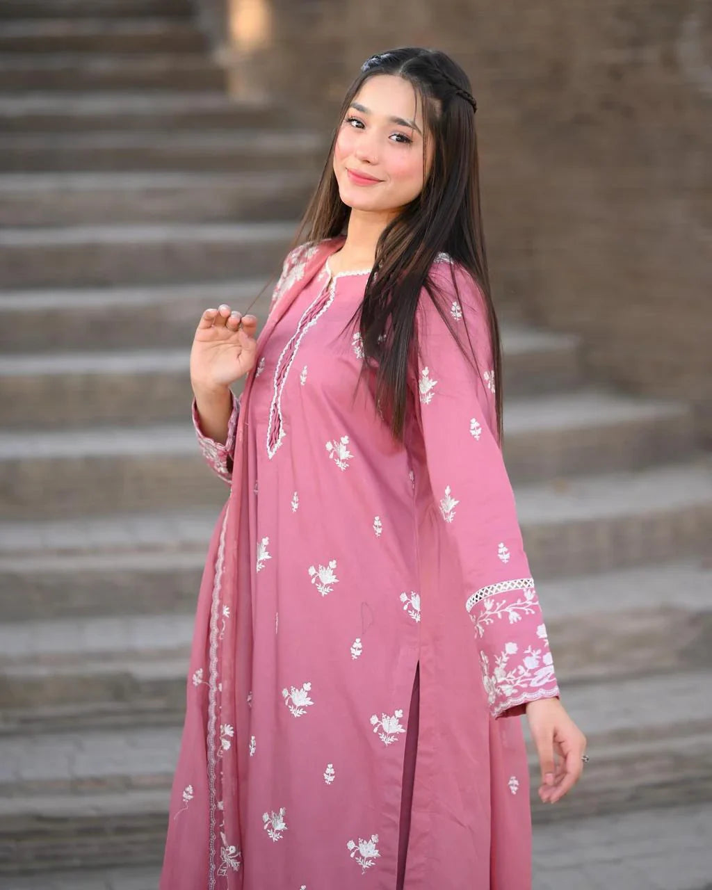 NAZNEEN Embroidered 𝐋awn 3-Pcs