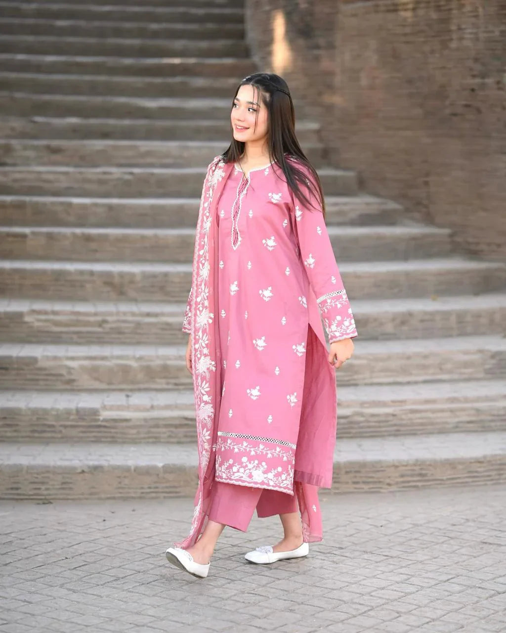 NAZNEEN Embroidered 𝐋awn 3-Pcs