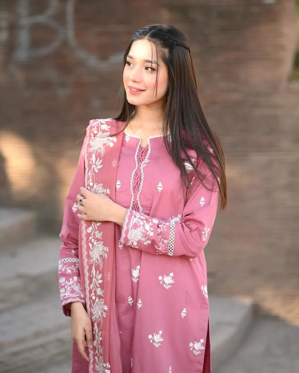 NAZNEEN Embroidered 𝐋awn 3-Pcs