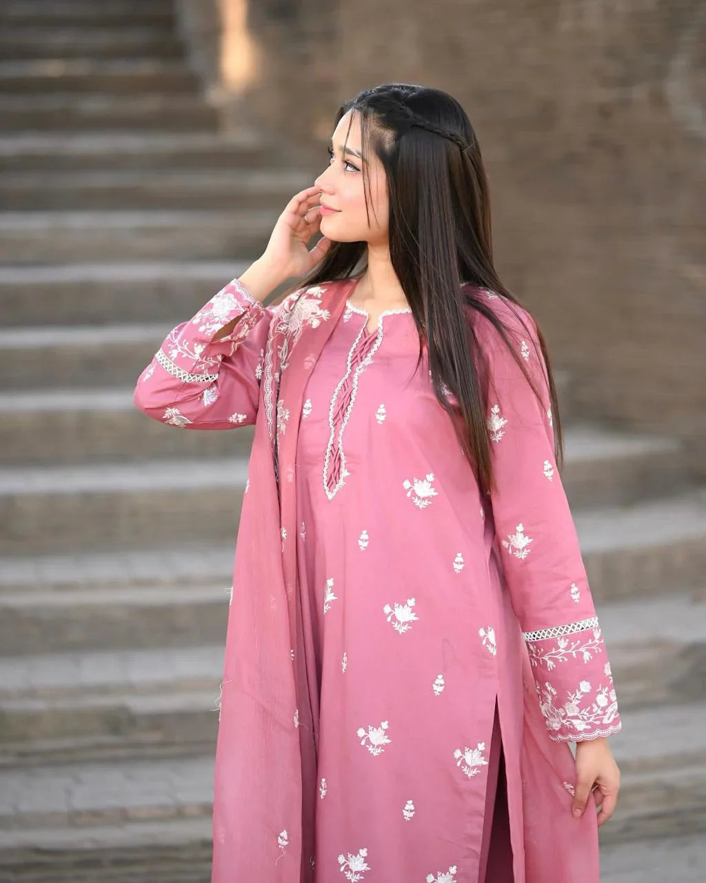 NAZNEEN Embroidered 𝐋awn 3-Pcs