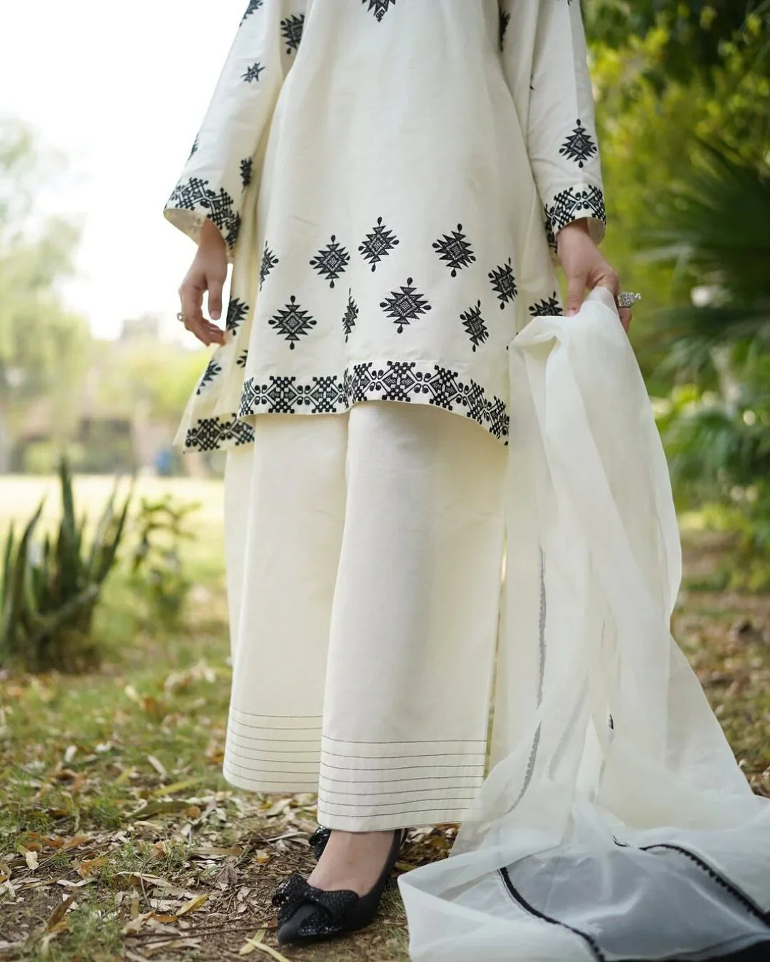 JUNA Premium Lawn Embroidered 3-Pcs